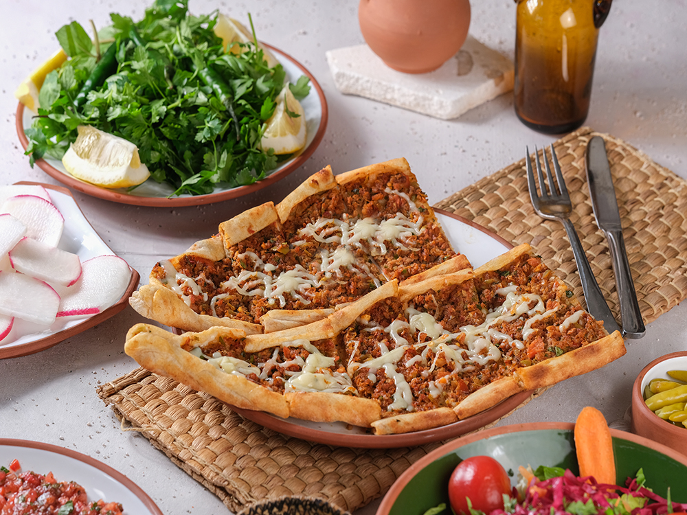 Kıymalı Kaşarlı Pide